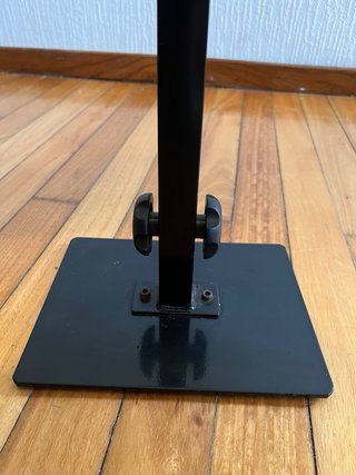 Taburete y apoyabrazos para tatuadores