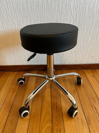 Taburete y apoyabrazos para tatuadores
