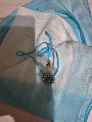 Pañuelo azul y blanco con gargantilla a juego