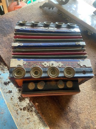Acordeón antiguo de madera