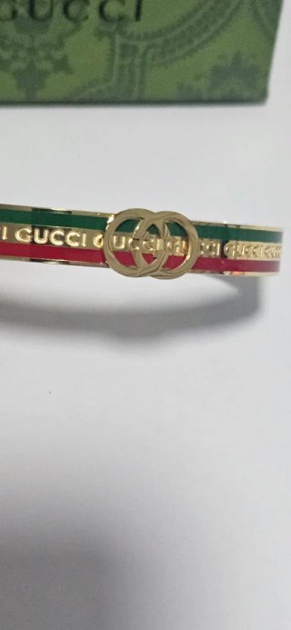 Pulsera Gucci dorada con detalles verde y rojo