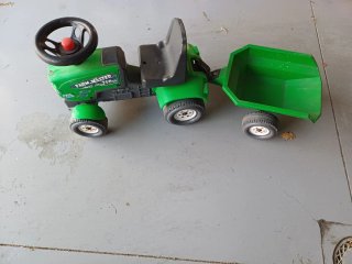 Moto correpasillos roja. Tractor verde.