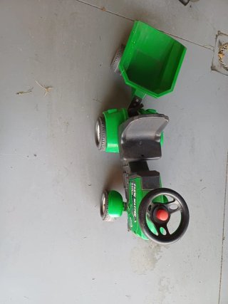 Moto correpasillos roja. Tractor verde.