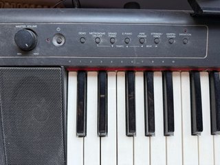 Teclado Yamaha con soporte y pedal