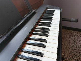 Teclado Yamaha con soporte y pedal