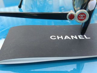 Occhiali da sole Chanel neri collezione Buton