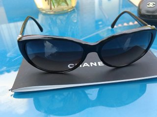 Occhiali da sole Chanel neri collezione Buton