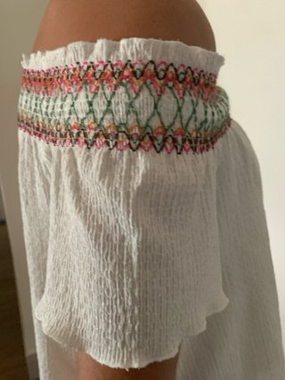 Blusa blanca cuello barco bordada