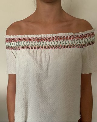 Blusa blanca cuello barco bordada