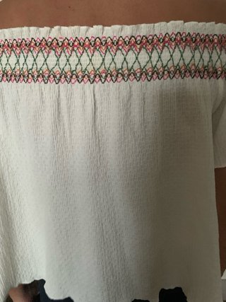 Blusa blanca cuello barco bordada