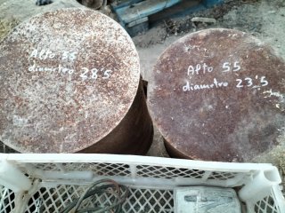 2 ánforas metálicas oxidadas