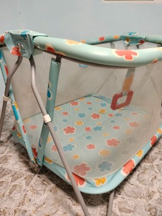 Parque infantil azul con estampado floral