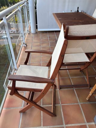 Mesa de madera Teka y 4 sillas exterior