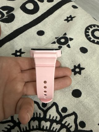 Reloj digital rosa con diseño
