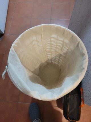 Cesto de mimbre y tela para ropa