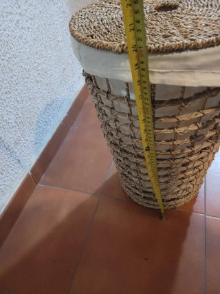 Cesto de mimbre y tela para ropa