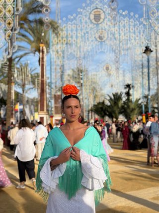Traje Flamenca bolsillo, Mantón y Flor