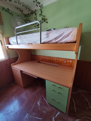 Cama litera con escritorio y cajonera