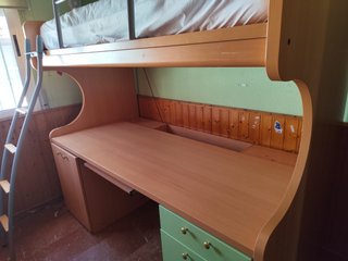 Cama litera con escritorio y cajonera
