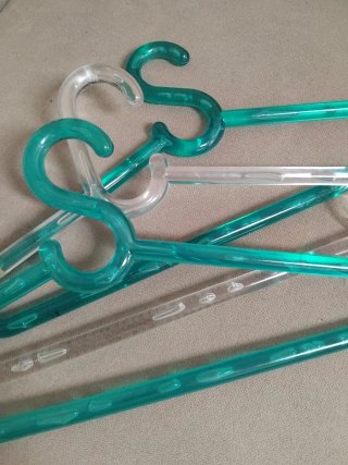 3 Perchas Plástico Teal y Transparente