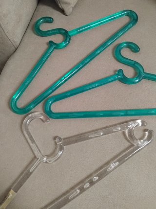 3 Perchas Plástico Teal y Transparente