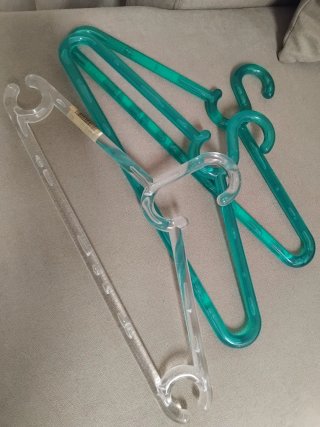 3 Perchas Plástico Teal y Transparente