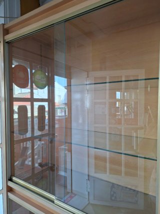 Estantería de madera y cristal