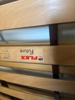 Somier con patas de madera y metal