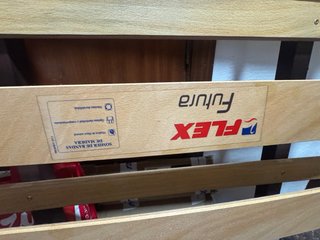 Somier con patas de madera y metal
