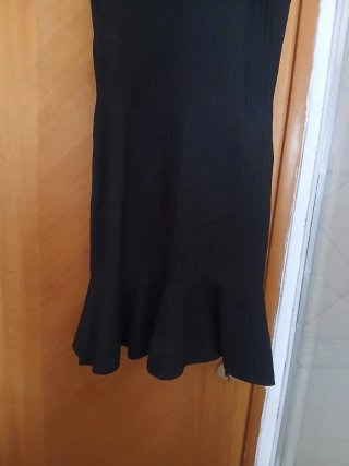 Tubino Pinko nero con scollatura e catenella