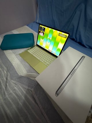MacBook Apple Amarillo/Verde