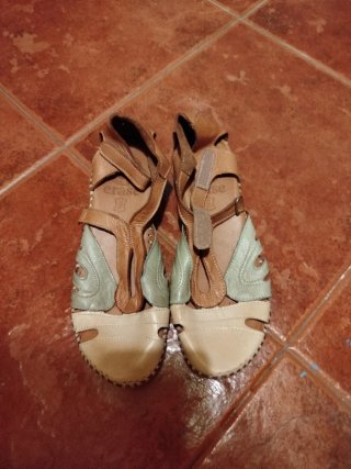 Sandalias de piel beige y verde