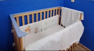 Cuna de madera y azul