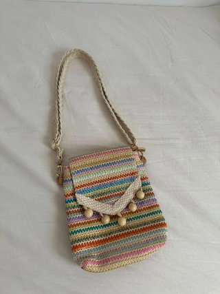 Bolso blanco con detalles dorados