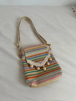Bolso blanco con detalles dorados
