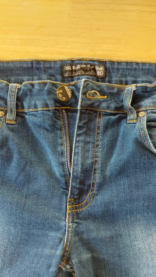 Pantalón marca INSIDE, vaquero corto. Talla M