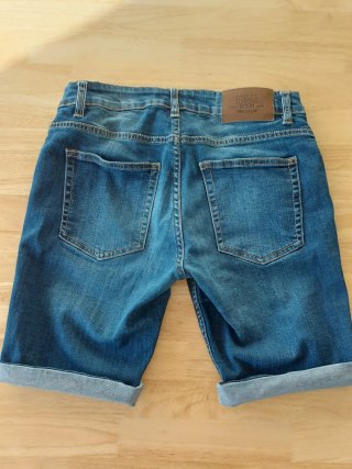 Pantalón marca INSIDE, vaquero corto. Talla M