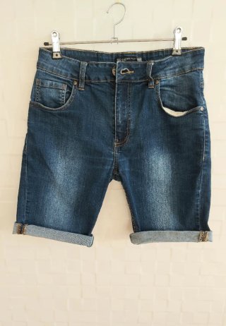 Pantalón marca INSIDE, vaquero corto. Talla M