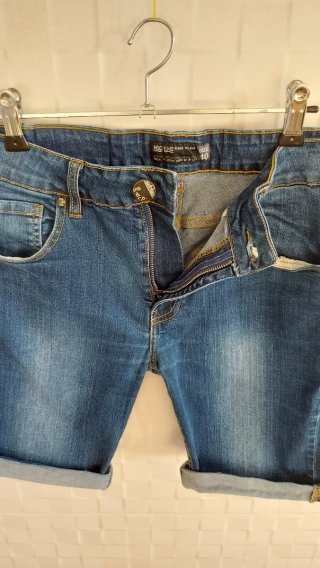 Pantalón marca INSIDE, vaquero corto. Talla M