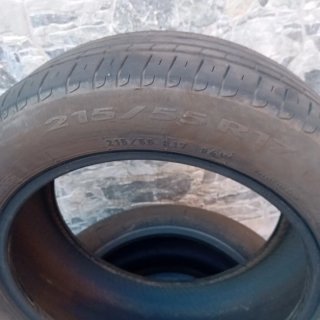 Dos neumáticos de coche