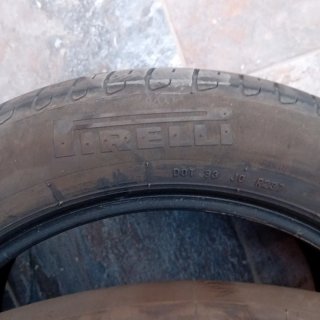 Dos neumáticos de coche