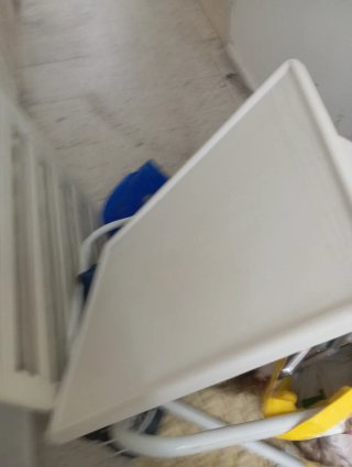 Mesa plegable blanca y azul