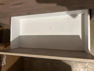 Mueble de baño con lavabo y grifo + espejo con luz