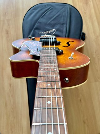 Guitarra Godin 5th Avenue CW Kingpin II