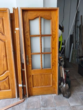 Puerta de madera con cristales