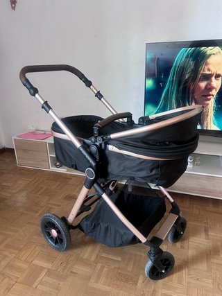 Carrito de bebé negro y dorado