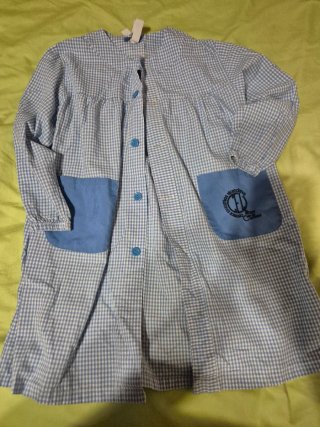 Bata escolar y pantalón corto  talla 4