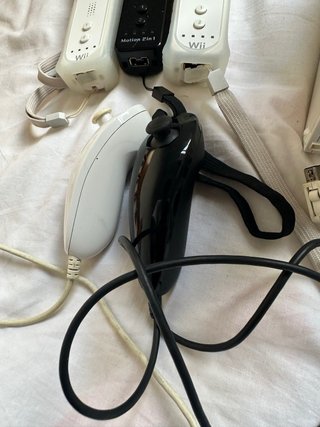 Nintendo Wii + 3 Mandos + 2 Nunchuks+Cables+sensor
