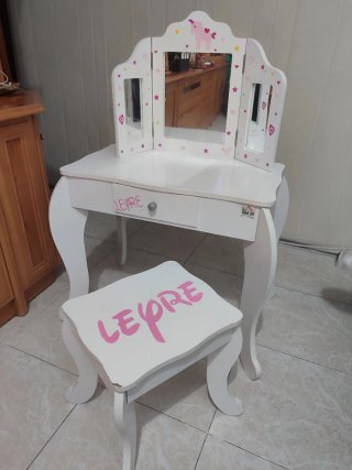 Tocador infantil con espejo y taburete