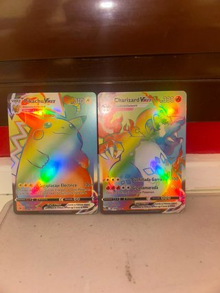 Cartas Pokémon VMAX Pikachu y Charizard